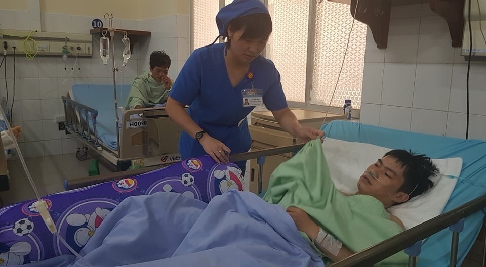 Đi giao hàng bị người nhà của khách đâm thấu phổi - 1 Đi giao hàng bị người nhà của khách đâm thấu phổi - 1