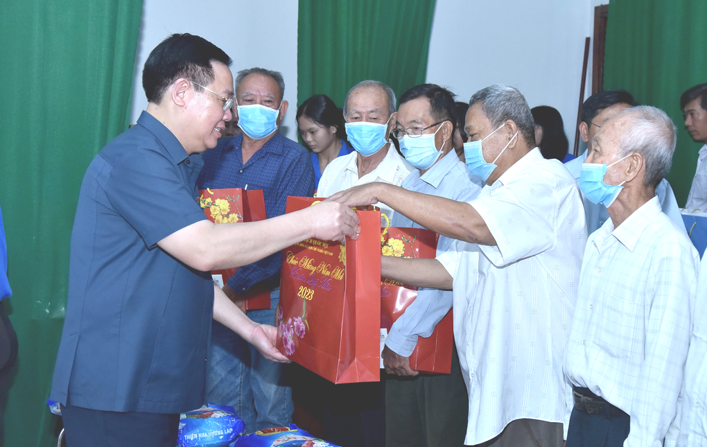 Chủ tịch Quốc hội tặng quà Tết gia đình chính sách, hộ nghèo ở An Giang - 1 Chủ tịch Quốc hội tặng quà Tết gia đình chính sách, hộ nghèo ở An Giang - 1