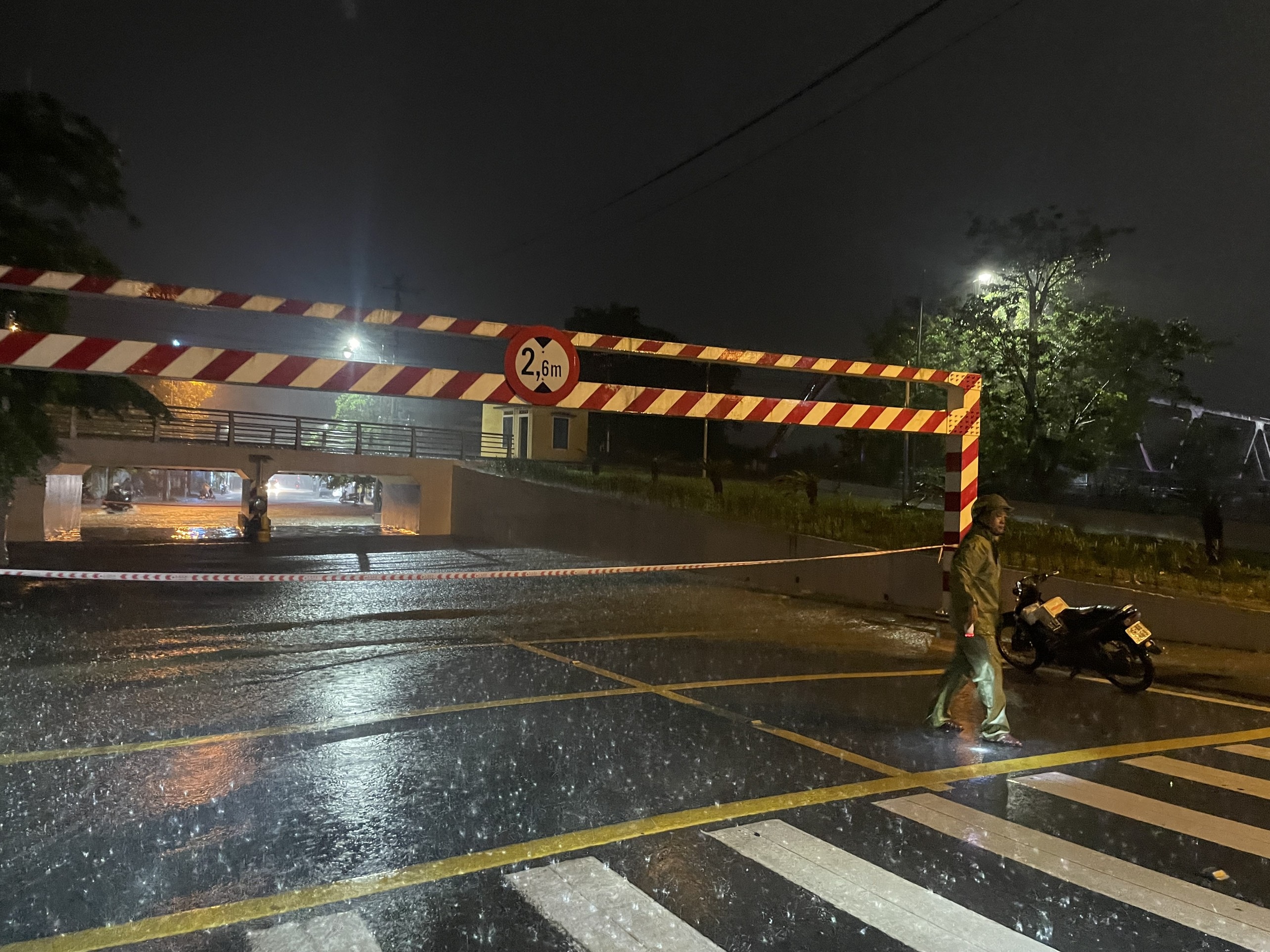 Desde a noite de 14 de novembro, as autoridades bloquearam estradas baixas na cidade de Hue para evitar acidentes (Foto: Nhuan Thanh). Từ tối 14/11, cơ quan chức năng đã chặn những tuyến đường thấp trũng tại thành phố Huế để đề phòng tai nạn (Ảnh: Nhuận Thành).