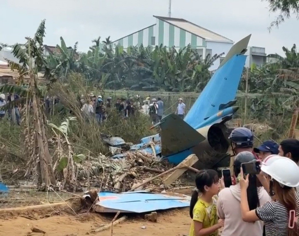 Phi công Su 22 nhận lệnh lái máy bay xa khu đông dân cư trước khi nhảy dù - 1 Phi công Su 22 nhận lệnh lái máy bay xa khu đông dân cư trước khi nhảy dù - 1