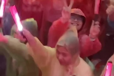 Khán giả đội mưa xem "Anh trai vượt ngàn chông gai"