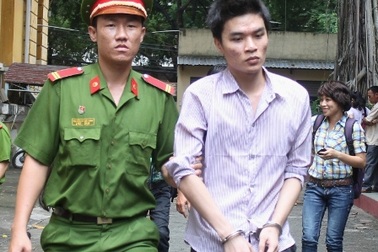 Bị ảo giác vì phê ma túy, cầm búa truy sát bạn