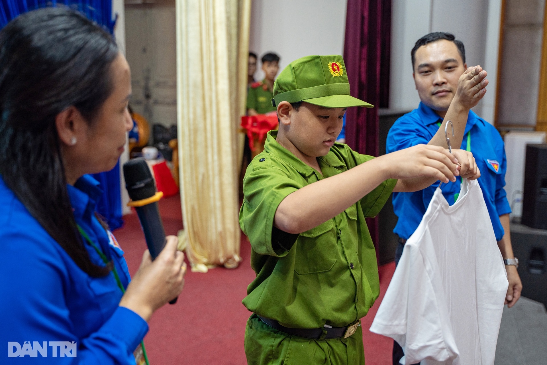 Hàng trăm em nhỏ hào hứng trải nghiệm trại hè làm chiến sĩ Công an nhân dân - 8 Hàng trăm em nhỏ hào hứng trải nghiệm trại hè làm chiến sĩ Công an nhân dân - 8