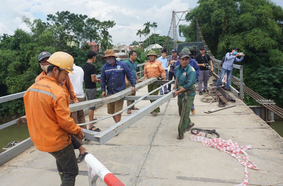 Lời kể ám ảnh của nhân chứng vụ ô tô lao xuống sông 5 người tử vong - 8 Lời kể ám ảnh của nhân chứng vụ ô tô lao xuống sông 5 người tử vong - 8