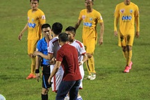 Trọng tài làm... hỏng V-League