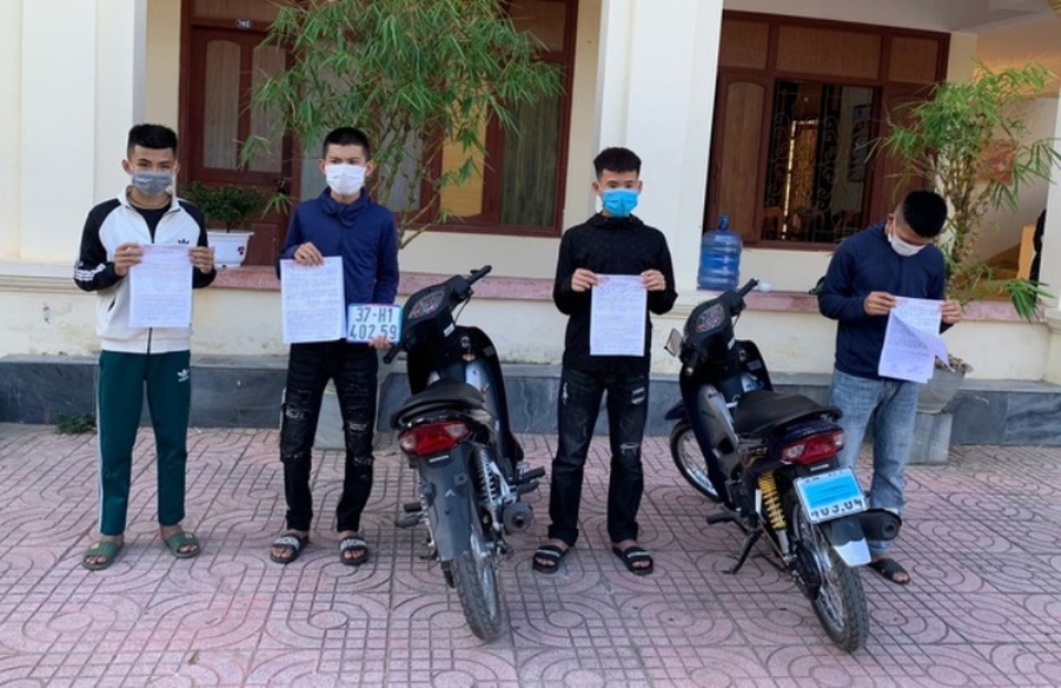 4 thanh thiếu niên lấy khẩu trang bịt biển số xe, bốc đầu khoe thành tích - 1 4 thanh thiếu niên lấy khẩu trang bịt biển số xe, bốc đầu khoe thành tích - 1