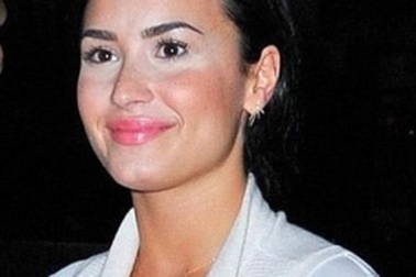 Sau Taylor Swift, đến lượt Demi Lovato dính “thảm họa” trang điểm