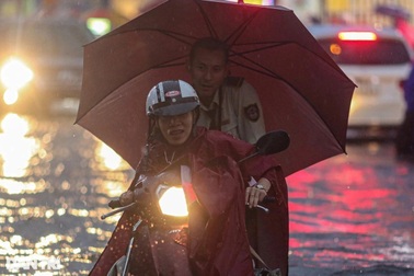 Mưa lớn khắp cả nước, miền Bắc đề phòng dông sét