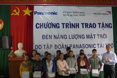 Panasonic trao tặng 1.200 đèn năng lượng mặt trời cho miền Trung