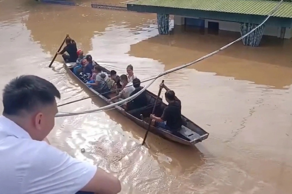 Sơ tán 140 bệnh nhân và người nhà mắc kẹt do nước dâng cao ở trung tâm y tế - 1 Sơ tán 140 bệnh nhân và người nhà mắc kẹt do nước dâng cao ở trung tâm y tế - 1