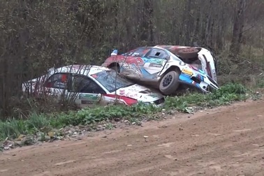 "Khúc cua tử thần" khiến hàng loạt xe đua gặp nạn