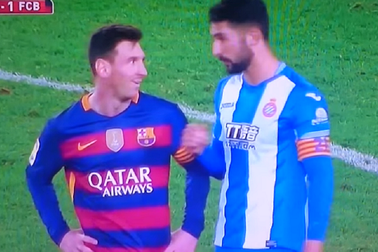 Cầu thủ gây gổ với Neymar từng “cà khịa” Messi nhưng... cứng họng