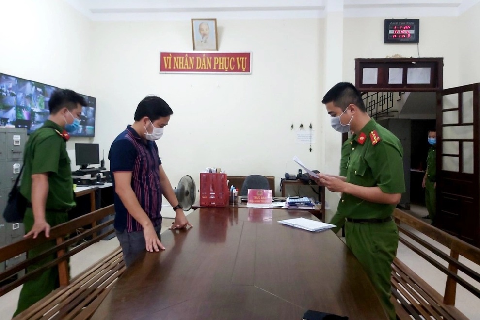 Bắt giam 2 đối tượng cho vay lãi suất cắt cổ hơn 360% - 2 Bắt giam 2 đối tượng cho vay lãi suất cắt cổ hơn 360% - 2