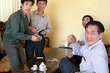 Kỷ luật Đảng 4 cán bộ chơi bài tại trụ sở ủy ban