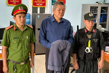 Bắt giữ giám đốc người nước ngoài bán hàng lậu ra thị trường