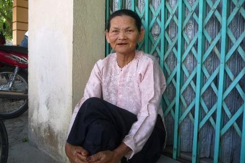 Cụ bà gần 80 tuổi đưa hai cháu đi thi tốt nghiệp