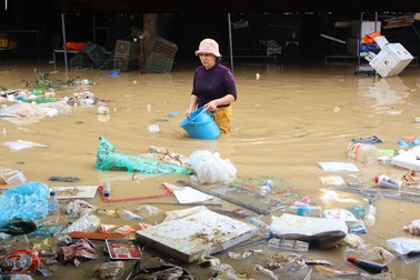Người dân phố cổ Hội An khóc ròng vì mưa lũ lịch sử