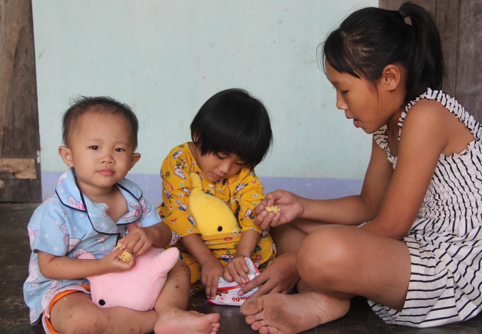 Thương người mẹ đứt ruột gửi con lên chùa để... kiếm miếng cơm - 1 Thương người mẹ đứt ruột gửi con lên chùa để... kiếm miếng cơm - 1