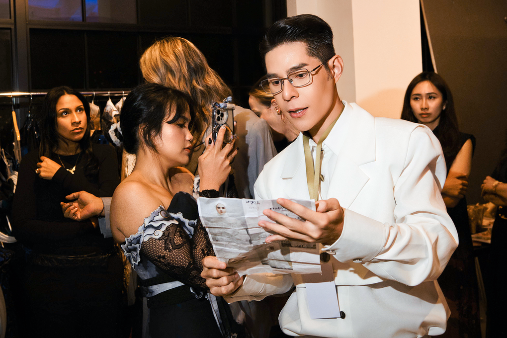 Đạo diễn Nguyễn Hưng Phúc gặp khó khăn khi làm việc ở New York Fashion Week - 1 Đạo diễn Nguyễn Hưng Phúc gặp khó khăn khi làm việc ở New York Fashion Week - 1