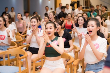 Thí sinh Hoa hậu Việt Nam 2018 “siêu” gợi cảm cổ vũ World Cup