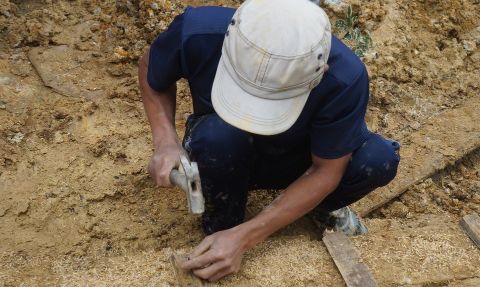 Nghề mưu sinh trong lòng đất kín lịch cả tháng trước mùa nắng hạn - 7 Nghề mưu sinh trong lòng đất kín lịch cả tháng trước mùa nắng hạn - 7