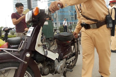 Hà Nội: Thu giữ hàng loạt xe máy cũ nát chạy trên đường