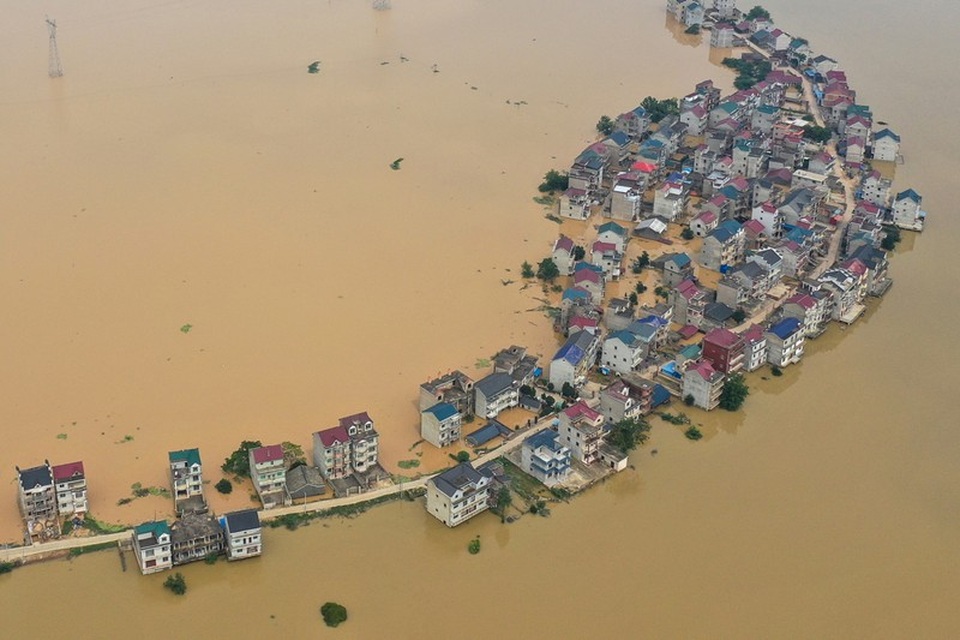 Lũ lụt nghiêm trọng nhất 3 thập kỷ tàn phá nhiều tỉnh thành ở Trung Quốc - 1 Lũ lụt nghiêm trọng nhất 3 thập kỷ tàn phá nhiều tỉnh thành ở Trung Quốc - 1