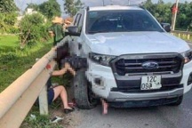 Bé gái mắc kẹt trong hốc bánh xe bán tải, tử vong