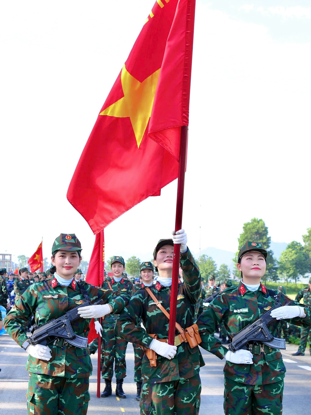 Nữ chiến sĩ xinh đẹp bảo vệ Quân kỳ, nhà 3 đời tham gia diễu binh - 2 Nữ chiến sĩ xinh đẹp bảo vệ Quân kỳ, nhà 3 đời tham gia diễu binh - 2