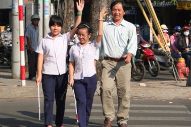 Người “dẫn đường” cho trò khiếm thị