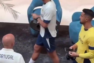 C.Ronaldo có hành động xô đẩy CĐV khi bị tiếp cận chụp ảnh