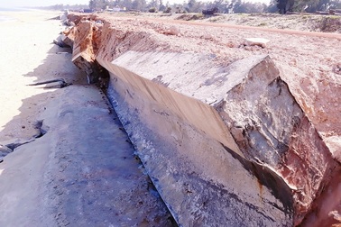 Kè biển 80 tỷ vừa sử dụng đã bị sóng đánh "bay": Các bên xin rút kinh nghiệm!