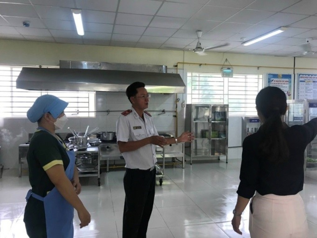 Kiểm tra an toàn thực phẩm tại hơn 2.300 bếp ăn tập thể ở TPHCM - 2 Kiểm tra an toàn thực phẩm tại hơn 2.300 bếp ăn tập thể ở TPHCM - 2