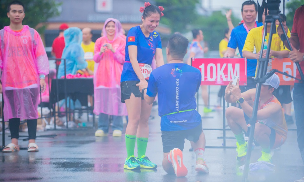 Chuyện tình của cặp đôi yêu nhau nhờ chạy bộ, mặc đồ cưới chạy giải 21km - 2 Chuyện tình của cặp đôi yêu nhau nhờ chạy bộ, mặc đồ cưới chạy giải 21km - 2