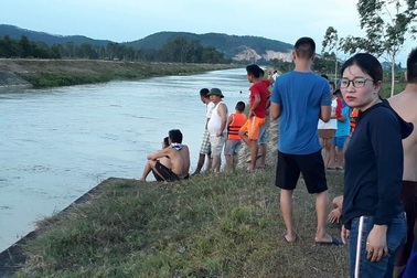 Ngồi chơi bên bờ sông cùng bạn, thiếu nữ rơi xuống sông tử vong
