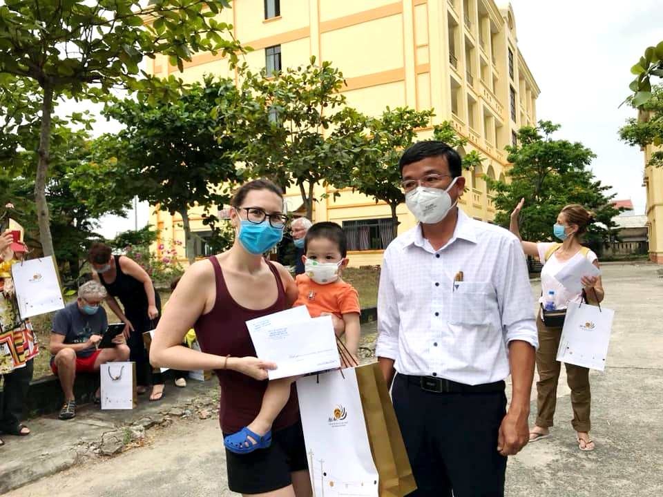 Cách ly 53 nhân viên y tế tiếp xúc người nhiễm Covid trong đám tang - 2 Cách ly 53 nhân viên y tế tiếp xúc người nhiễm Covid trong đám tang - 2