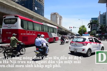 Người lao động trần mình dưới nắng nóng 45 độ C