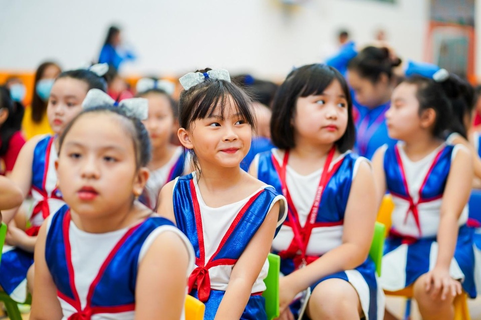 Vợ Hoàng Bách hào hứng khoe những hình ảnh đáng yêu của con gái trong ngày khai trường - 2 Vợ Hoàng Bách hào hứng khoe những hình ảnh đáng yêu của con gái trong ngày khai trường - 2