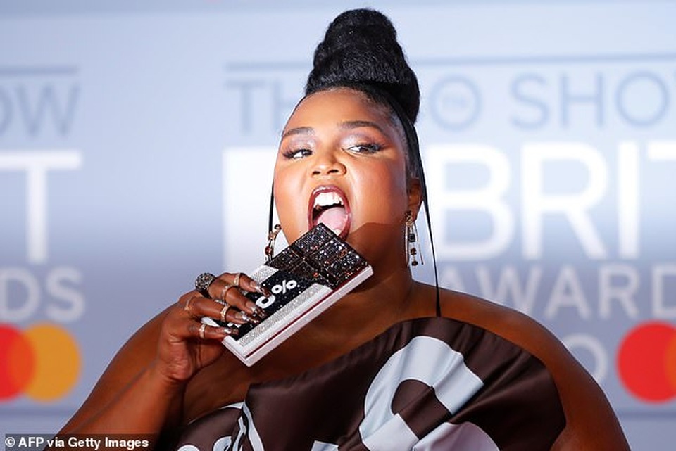 Lizzo diện váy như vỏ kẹo socola - 3 Lizzo diện váy như vỏ kẹo socola - 3