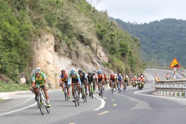 Nguyễn Thành Tâm lại thắng chặng, tiếp tục giữ áo vàng giải xe đạp xuyên Việt 2018