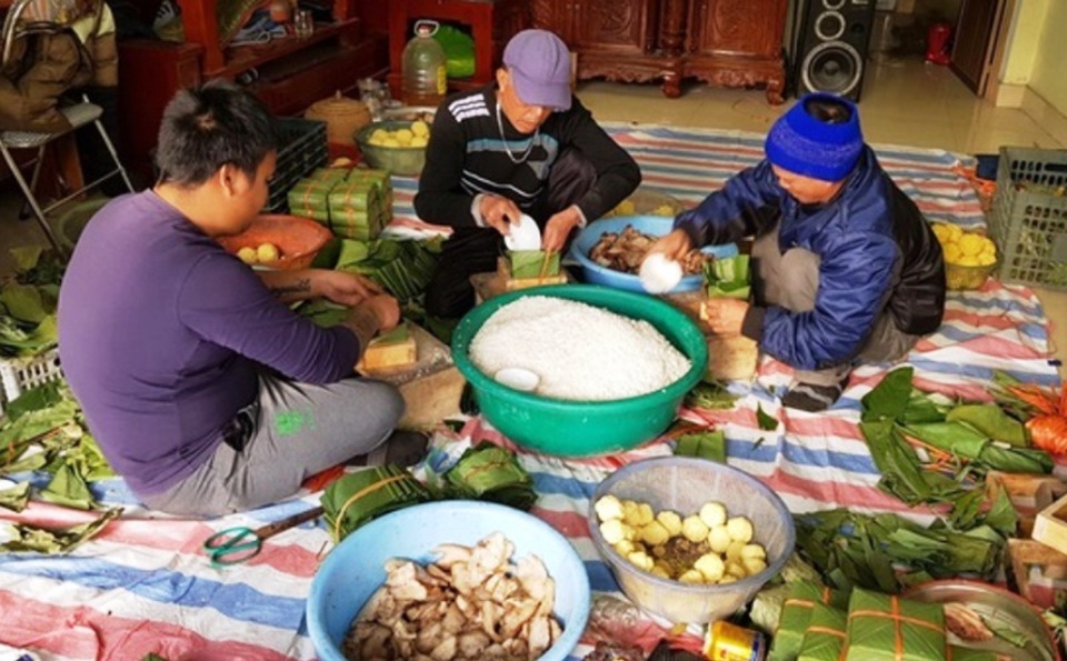 Làng bánh chưng trăm tuổi Bếp luôn đỏ lửa vẫn không kịp phục vụ - 2 Làng bánh chưng trăm tuổi Bếp luôn đỏ lửa vẫn không kịp phục vụ - 2