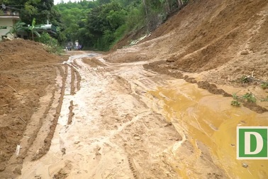 Thêm nhiều đường, nhà nứt toác, chực sập xuống sông Đà