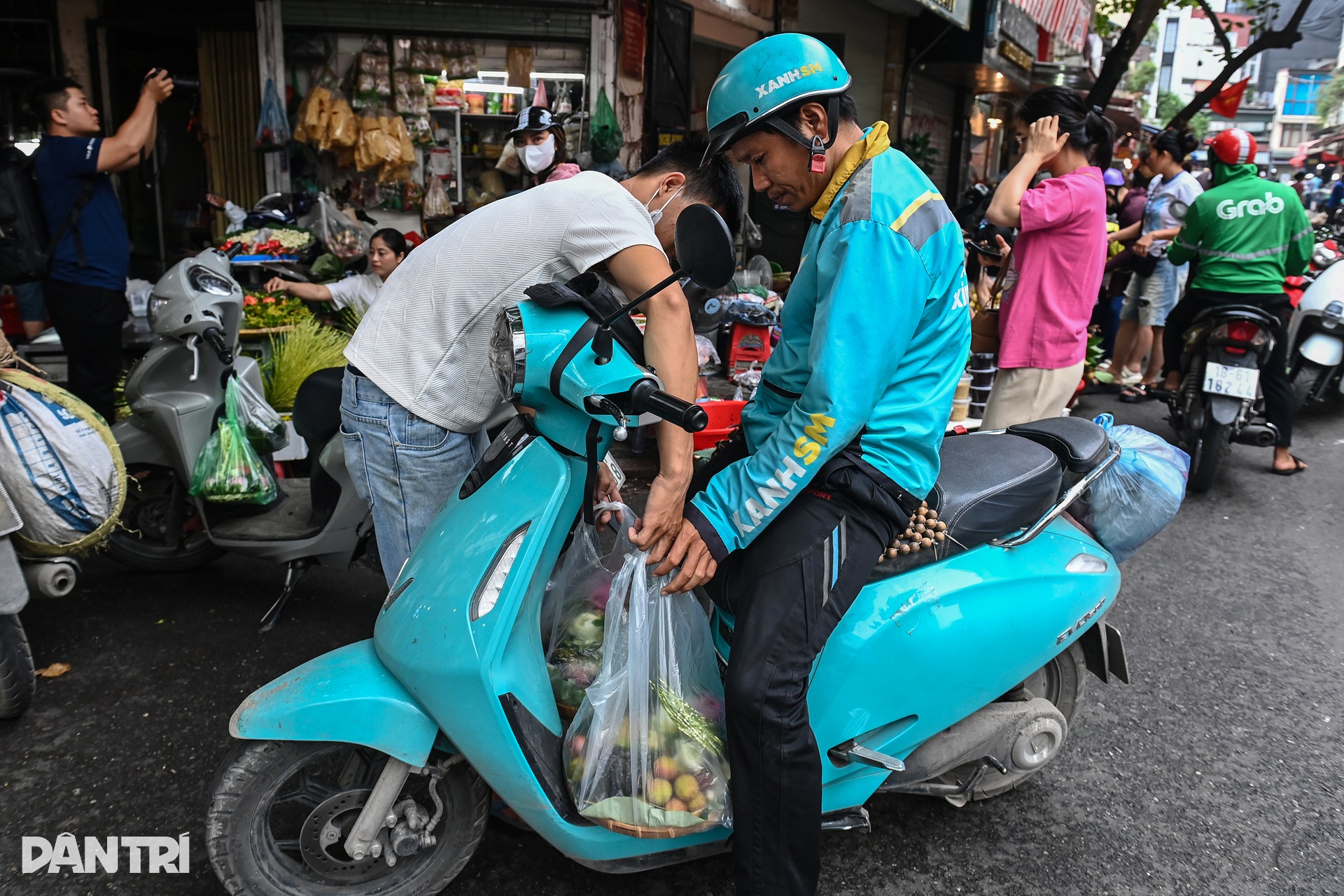 Chợ Tết Đoan Ngọ thưa người, shipper giao đồ cúng bở hơi tai - 11 Chợ Tết Đoan Ngọ thưa người, shipper giao đồ cúng bở hơi tai - 11