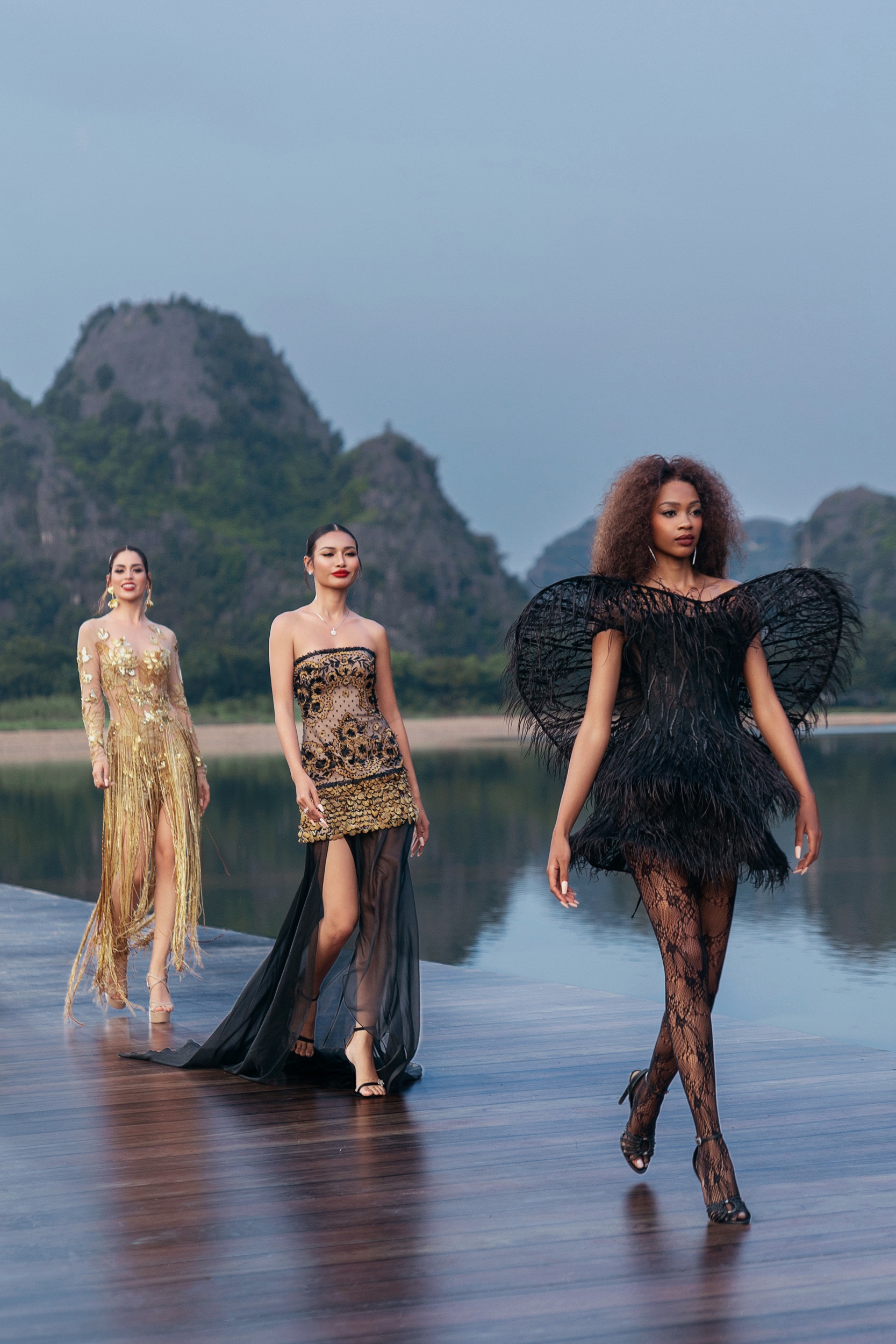 HHen Niê, Ngọc Châu đi bè trên sông, catwalk ở danh thắng Tràng An - 2