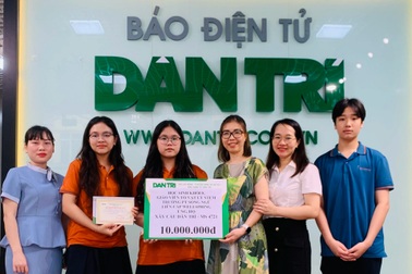 Học sinh khối 8 song ngữ vẽ tranh ủng hộ Quỹ Nhân ái xây cầu Dân trí