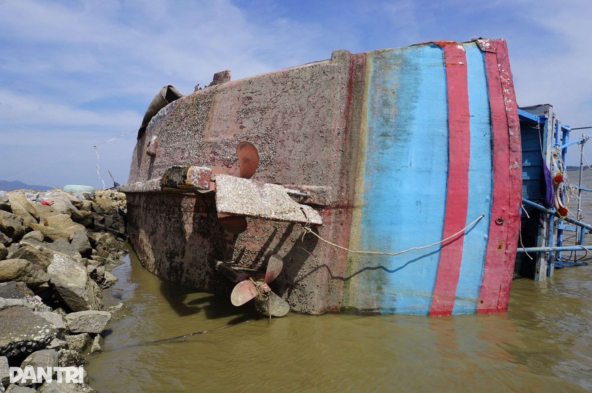 Ngư dân hối hả cứu tàu sau bão Kalmaegi: Thà mất tay còn hơn mất tàu - 11