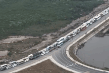 Ô tô xếp hàng dài cả tiếng, đảo Cát Bà "cháy phòng" dịp 30/4