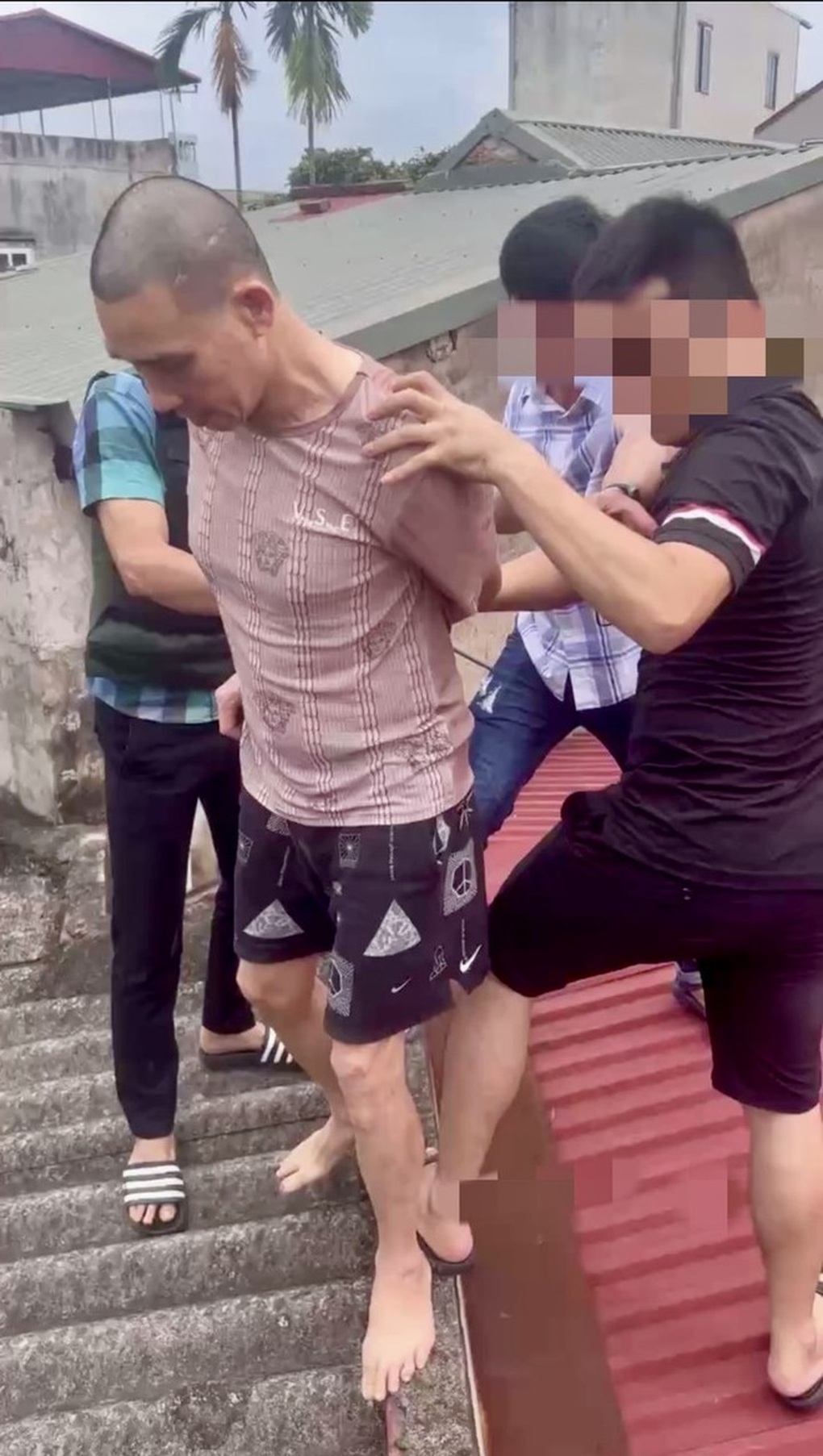 Công an Hà Nội, Bắc Giang phối hợp bắt đối tượng trốn truy nã trên mái nhà - 1 Công an Hà Nội, Bắc Giang phối hợp bắt đối tượng trốn truy nã trên mái nhà - 1