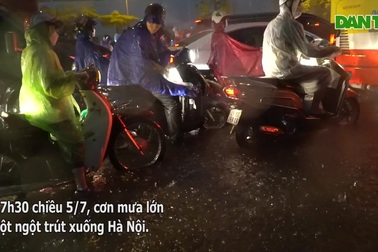 Người dân vất vả trên đường về nhà trong cơn mưa lớn bất chợt ở Hà Nội