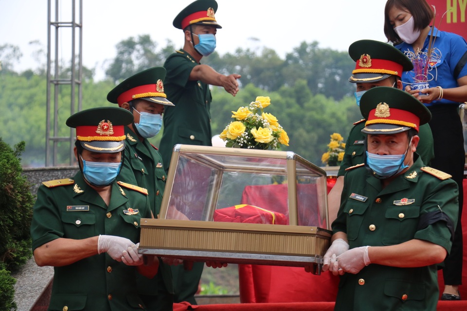 Thiêng liêng giây phút đón các anh về với đất mẹ - 4 Thiêng liêng giây phút đón các anh về với đất mẹ - 4